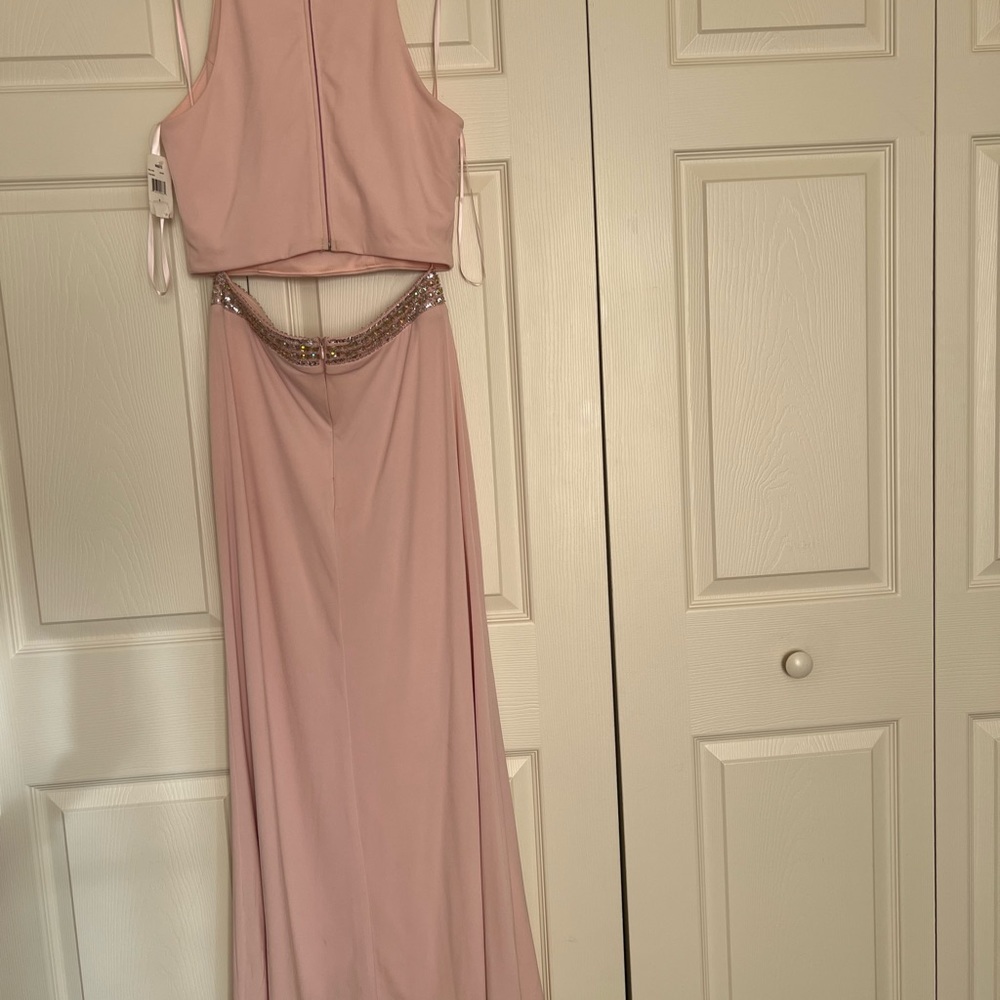 Great for #Prom #wedding or a #fancyparty 
Two piece with embellished neck.